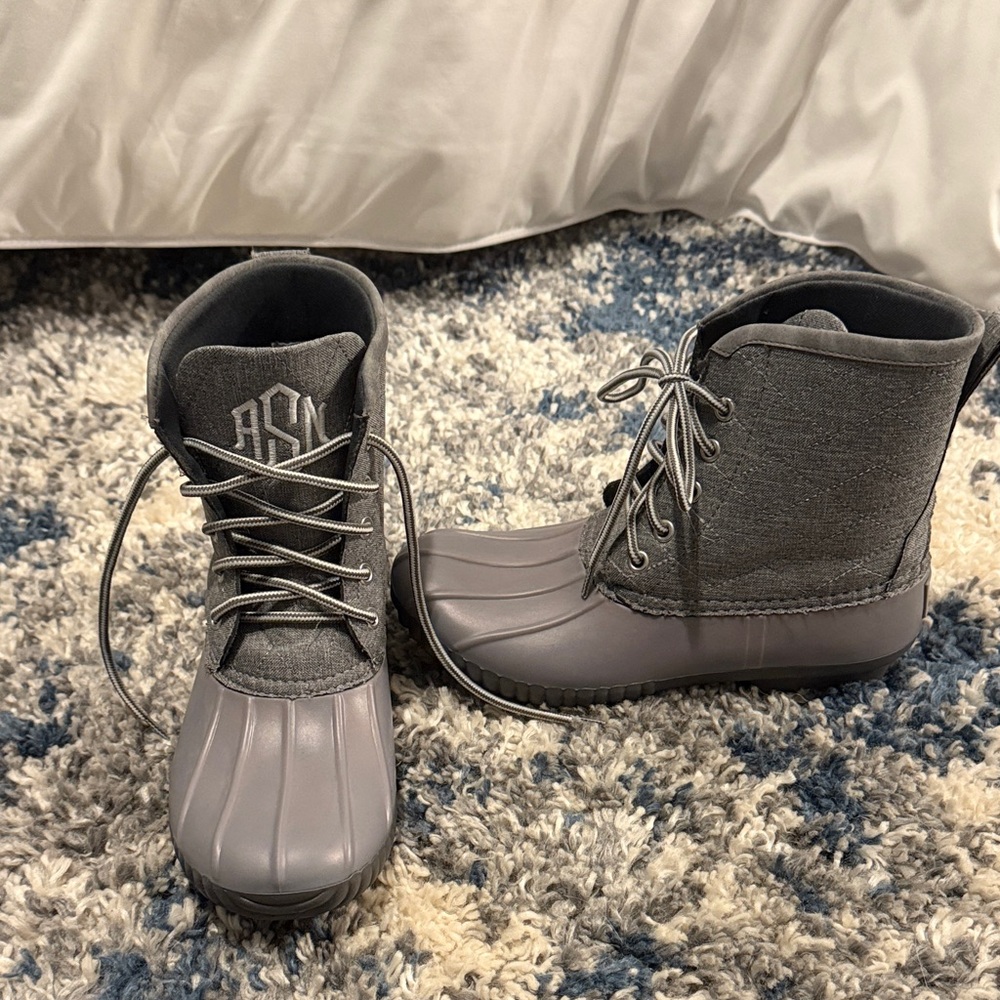 MarleyLilly Monogrammed Gray Duck Boots with Laces. Monogramm is aSn, size 6.
